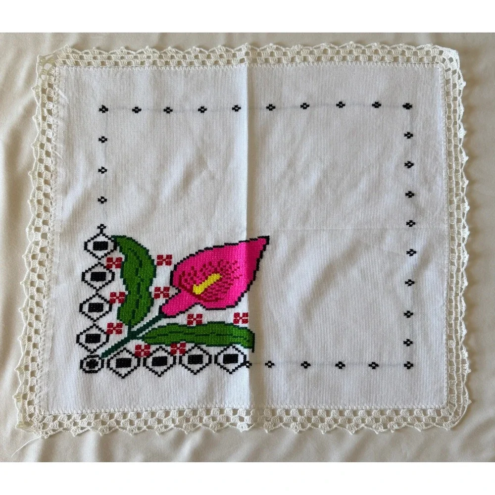 Vintage Cross Stitch Calla Lily Table Topper White Crochet Lace Border 22x21